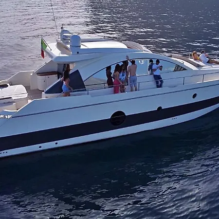 Laysar Yachting Botel *