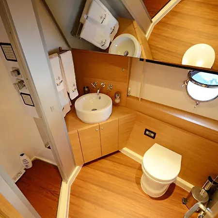 Laysar Yachting Botel *